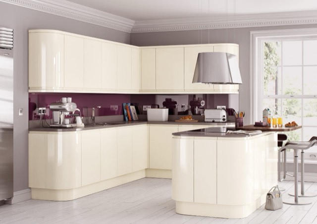 A Lucente Gloss kitchen in Cream