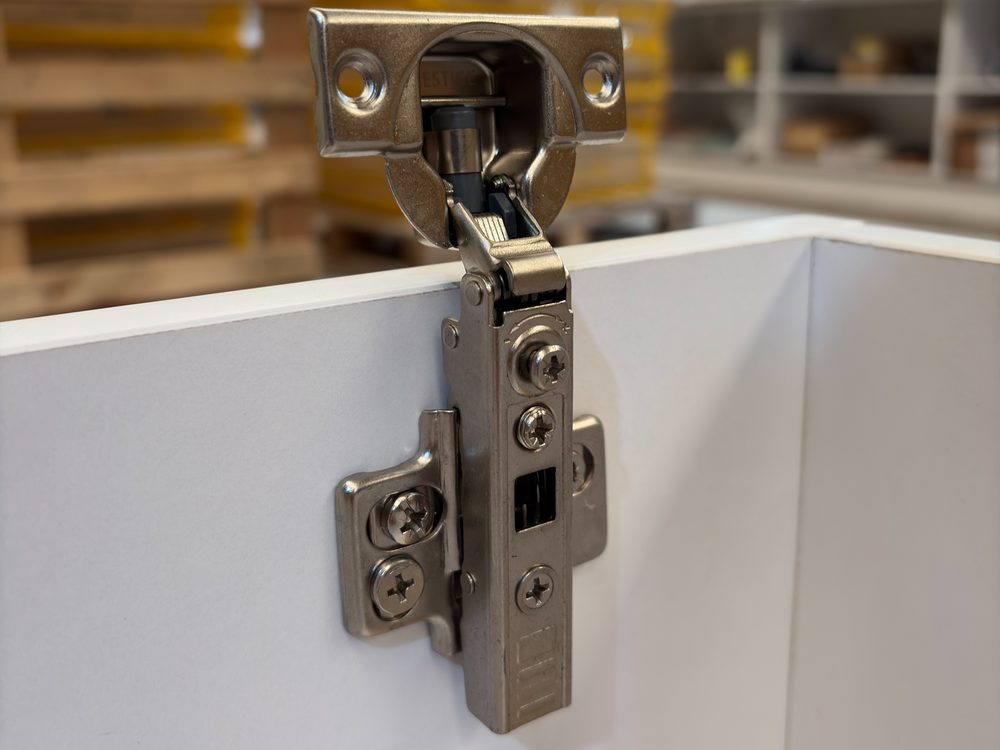Soft-close hinge fitted to a cabinet